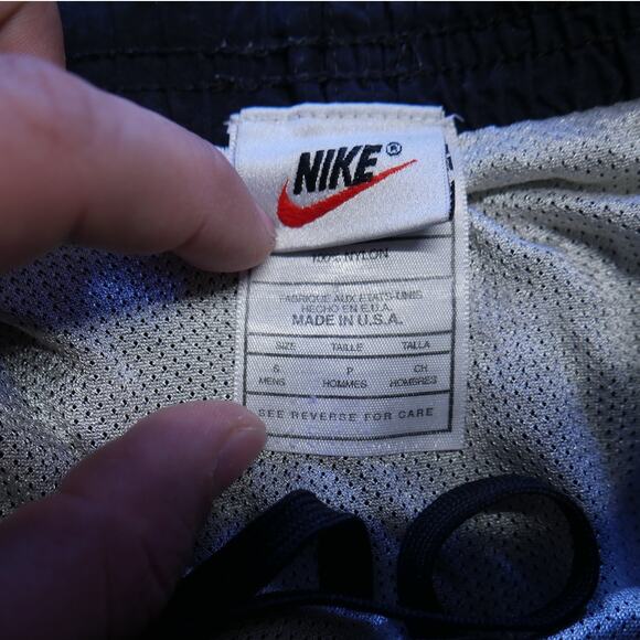 Vintage 90s Nike Black Shorts - Picture 2 of 6